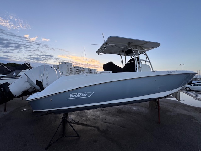 slider 0 Boston Whaler  320 Outrage